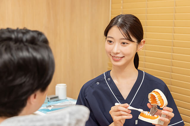 ブラッシング指導している歯科衛生士
