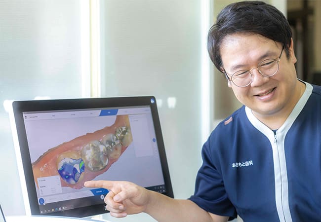 説明している歯科医師